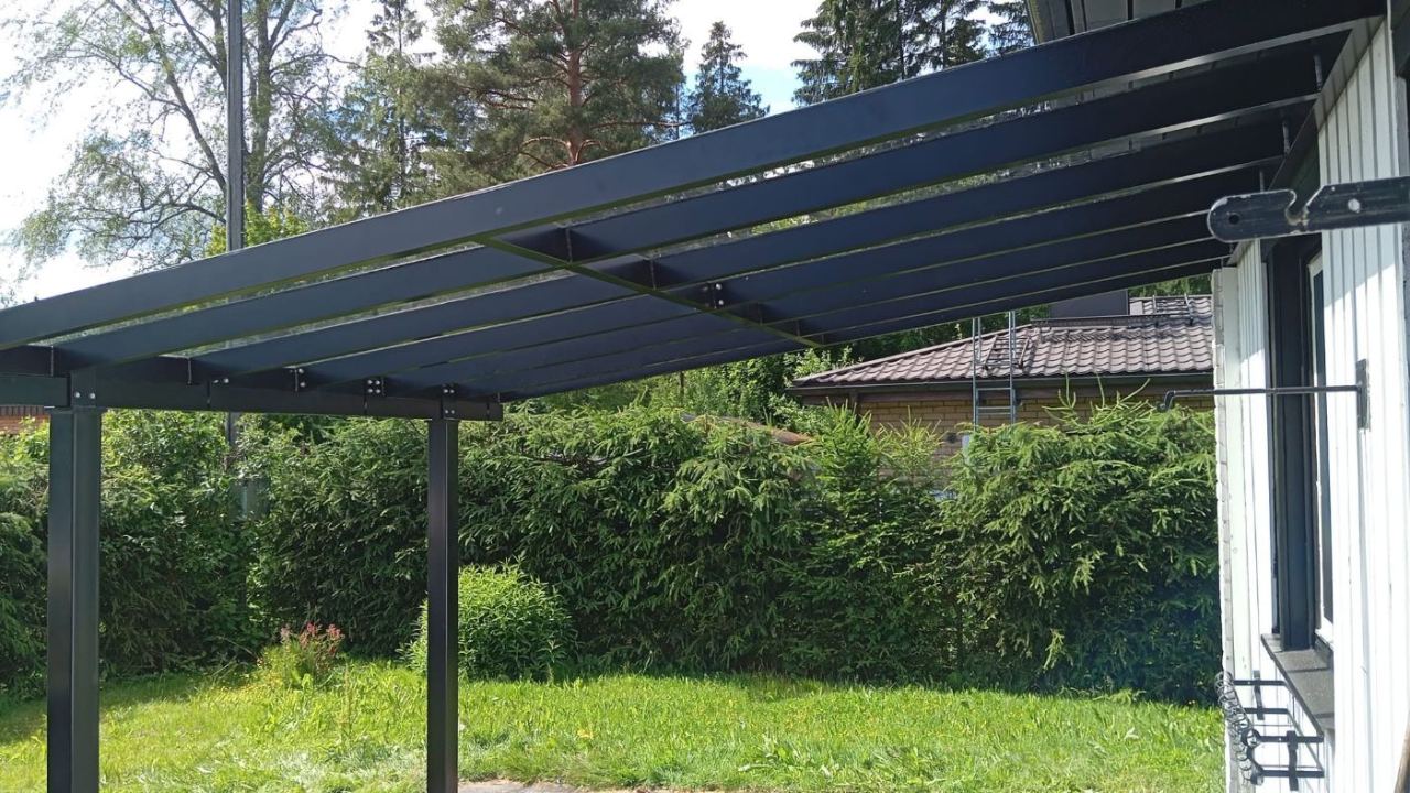 Alumiinirunkoinen terassikatos lasikatteella alta kuvattuna